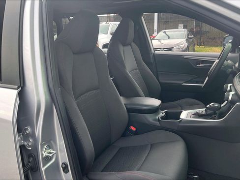 Used 2023 Toyota RAV4 SE image 9