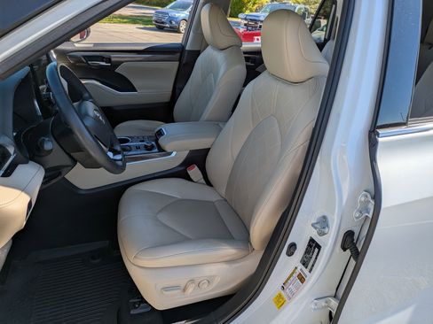 Used 2023 Toyota Highlander image 7