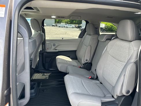 Used 2024 Toyota Sienna LE w/ LE Plus Package AWD/4WD image 10