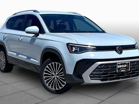New 2026 Volkswagen Taos SE FWD image 2