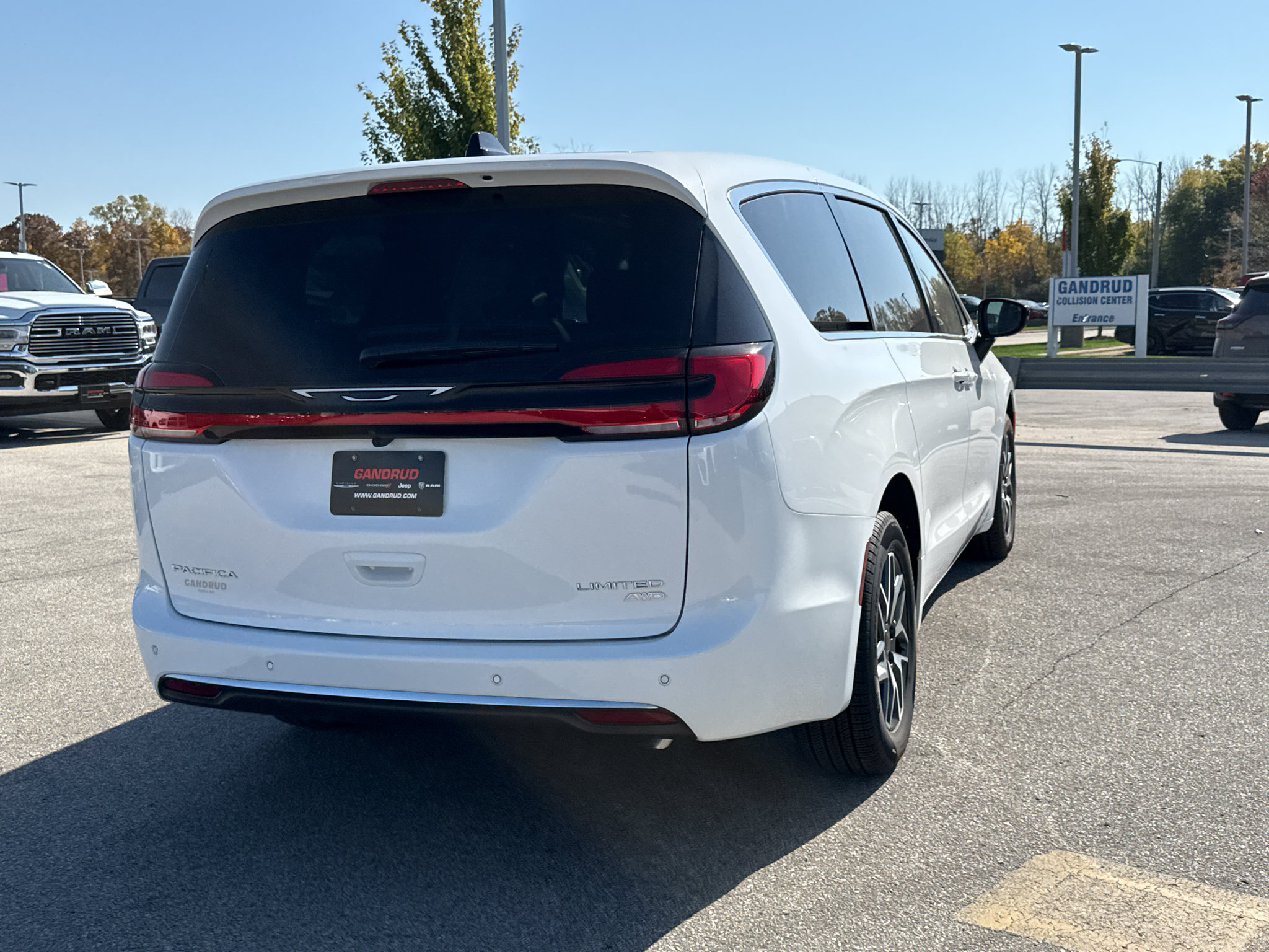 New 2027 Chrysler Pacifica Limited w/ Family Tech Group AWD/4WD image 18