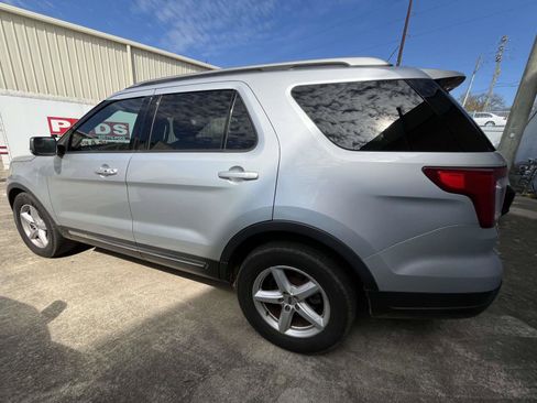 Used 2018 Ford Explorer XLT w/ Equipment Group 201A image 4