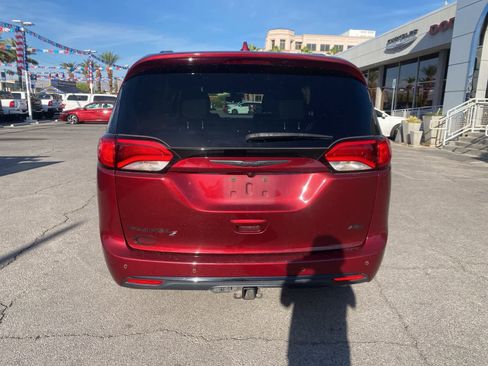 Used 2020 Chrysler Pacifica Touring-L image 7