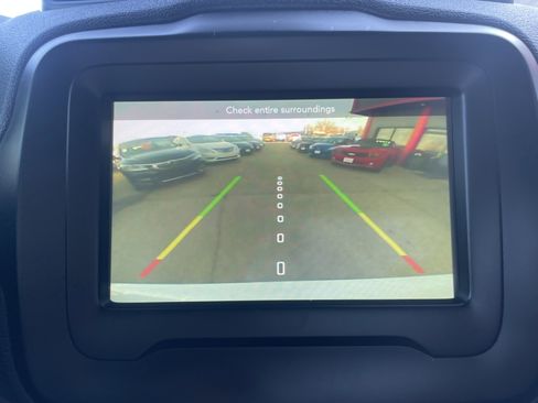 Used 2018 Jeep Renegade Latitude w/ Safety & Security Group image 18