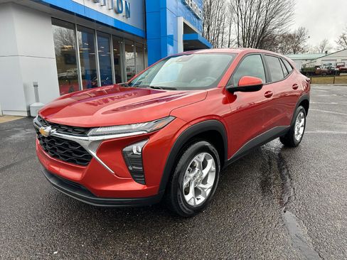 Used 2024 Chevrolet Trax LS w/ LS Convenience Package image 1