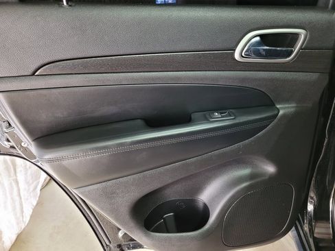 Used 2018 Jeep Grand Cherokee Laredo image 48