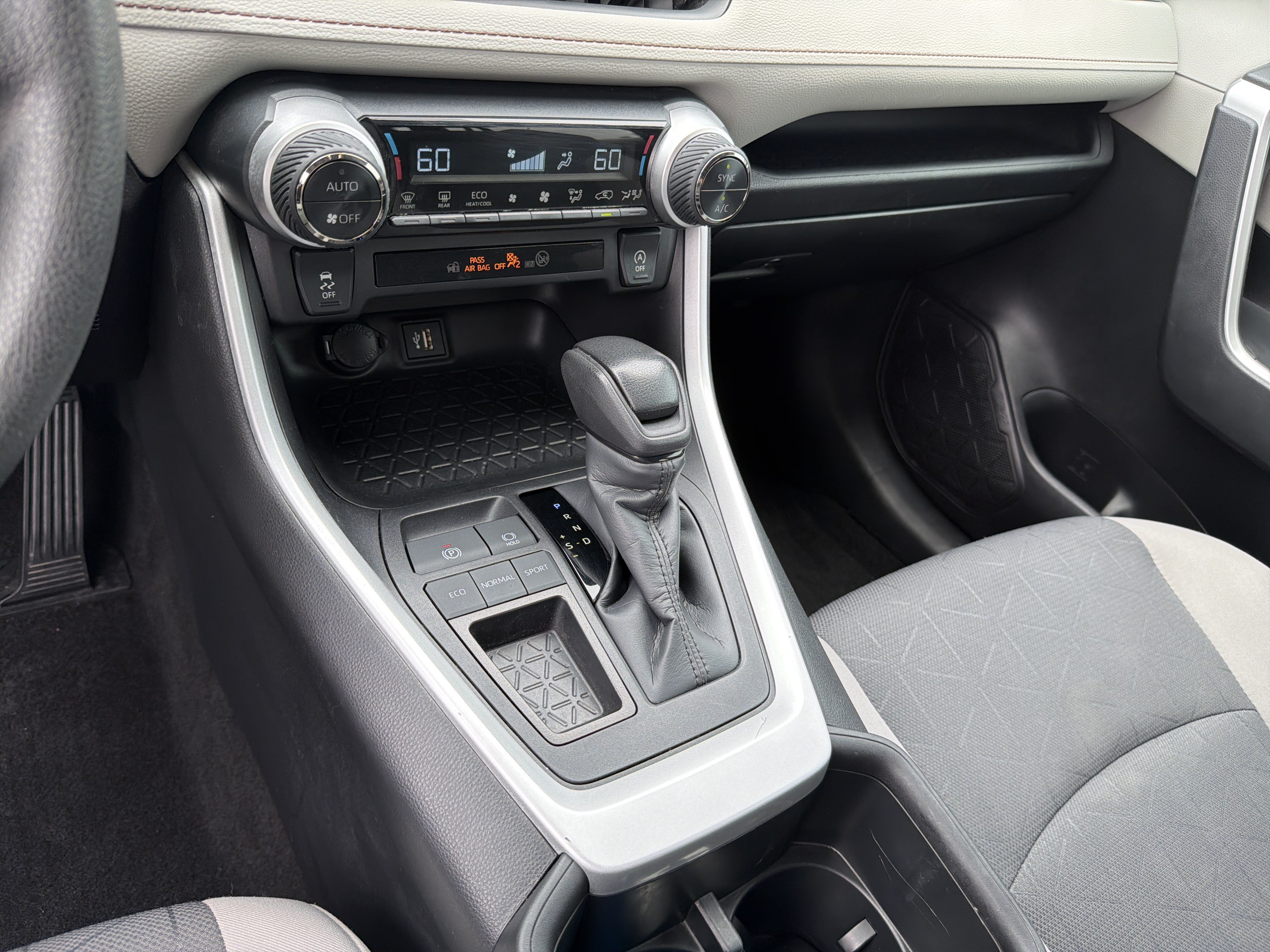 Used 2024 Toyota RAV4 XLE w/ Convenience Package FWD image 30
