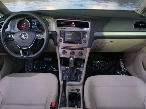 Used 2017 Volkswagen Golf SE image 15