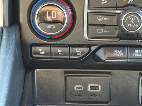 Used 2024 Chevrolet Suburban Premier image 28