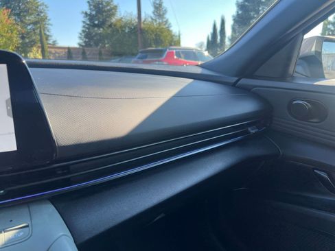Used 2025 Hyundai Elantra Limited image 36