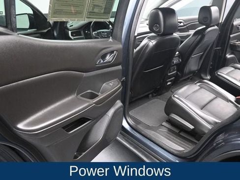 Used 2019 GMC Acadia SLT AWD/4WD image 16