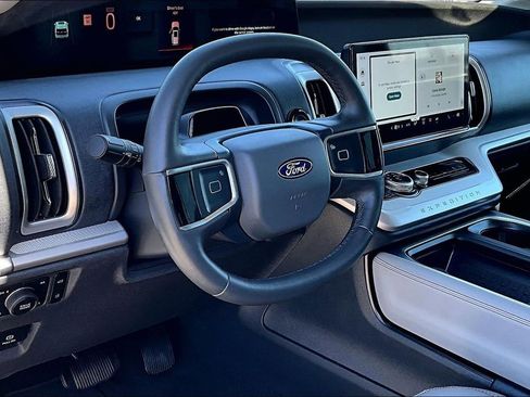 Used 2025 Ford Expedition Active AWD/4WD image 14