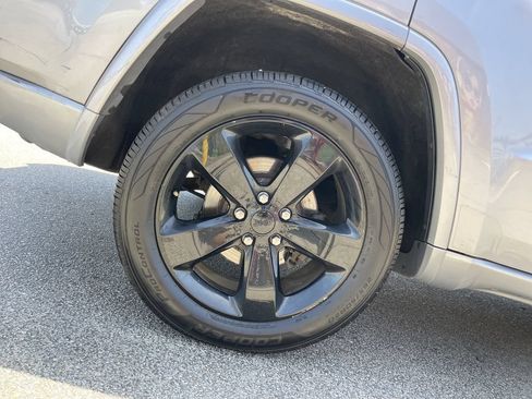 Used 2015 Jeep Grand Cherokee Altitude AWD/4WD image 12