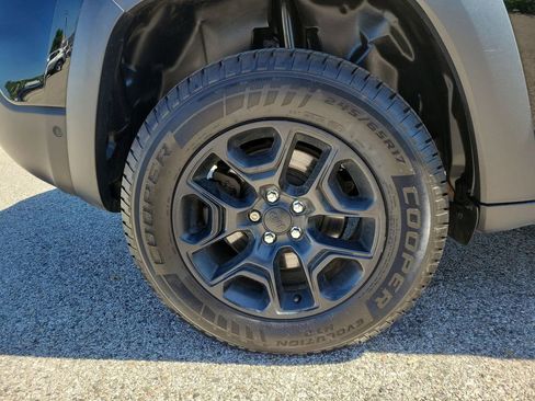 Used 2020 Jeep Cherokee Trailhawk w/ Technology Group AWD/4WD image 5