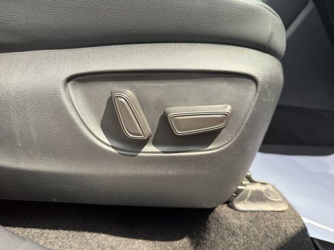 Used 2023 Toyota Highlander XLE AWD/4WD image 23