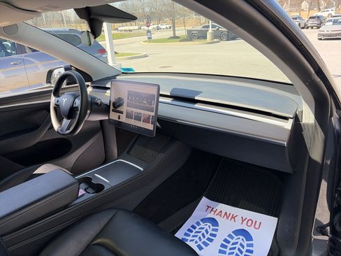 Used 2022 Tesla Model Y Long Range image 31