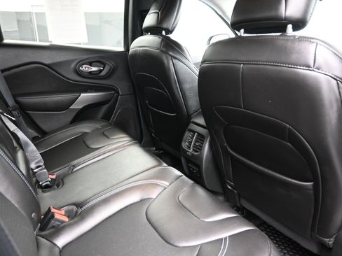 Used 2019 Jeep Cherokee Latitude Plus w/ Cold Weather Group AWD/4WD image 23