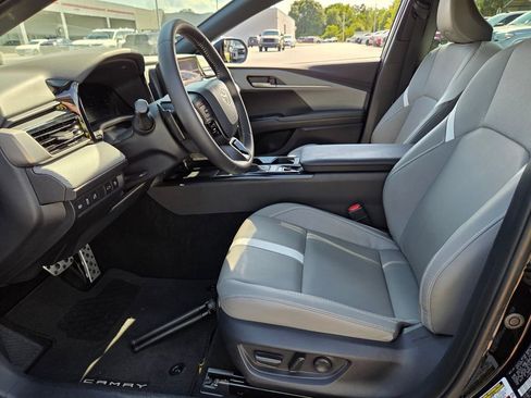 Used 2025 Toyota Camry SE FWD image 5