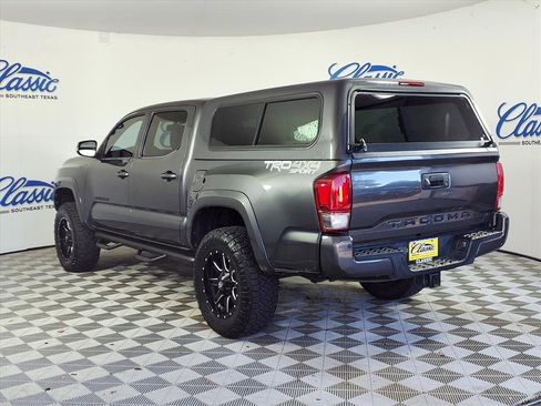 Used 2016 Toyota Tacoma TRD Sport image 2