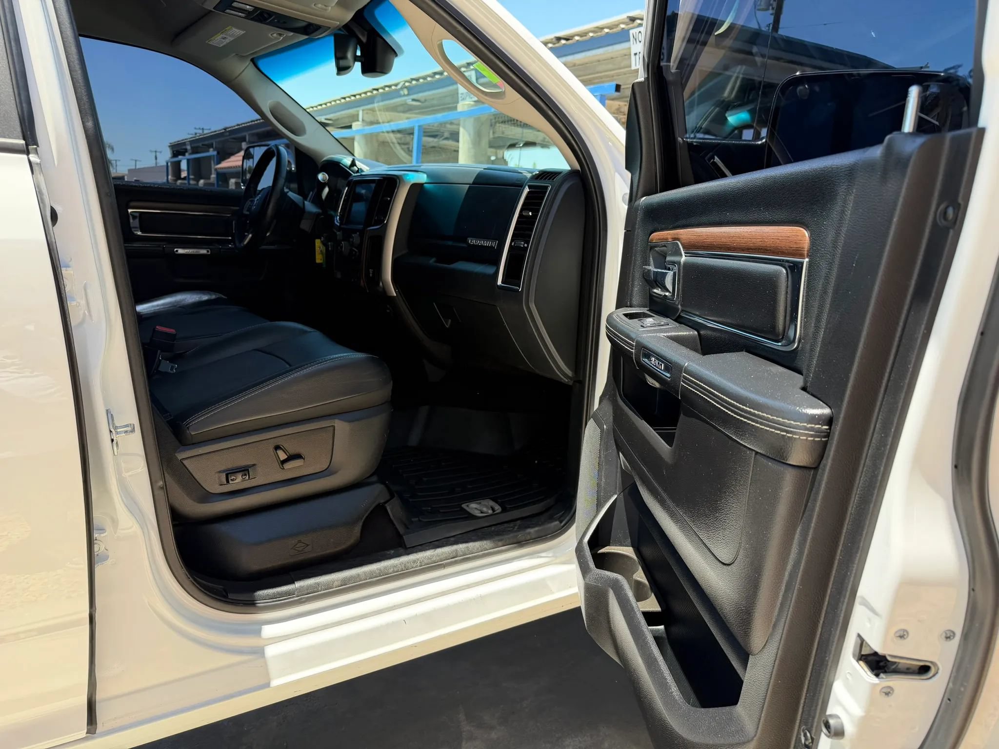 Used 2017 RAM 2500 Laramie AWD/4WD image 7