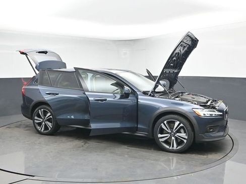 Used 2023 Volvo V60 B5 Cross Country Plus image 52