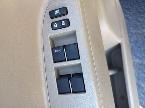 Used 2013 Toyota Highlander Plus image 17