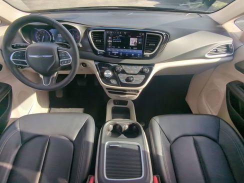 Certified 2024 Chrysler Pacifica Touring-L image 19
