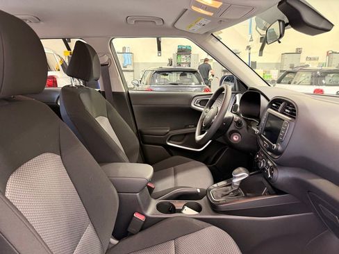 Used 2025 Kia Soul LX w/ LX Technology Package FWD image 30