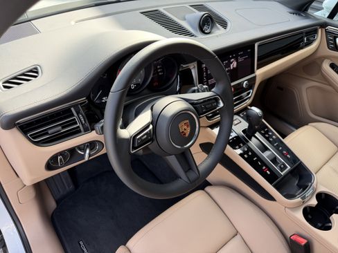 Certified 2025 Porsche Macan S image 4