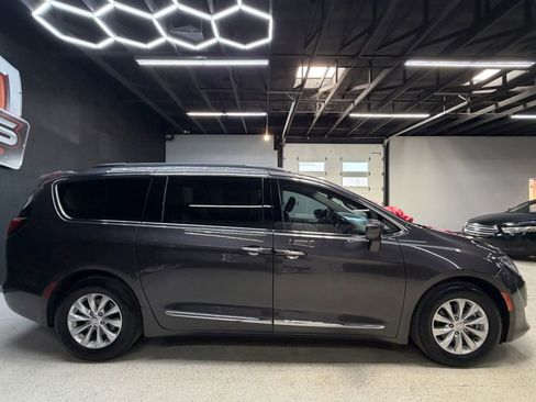 Used 2017 Chrysler Pacifica Touring-L image 11