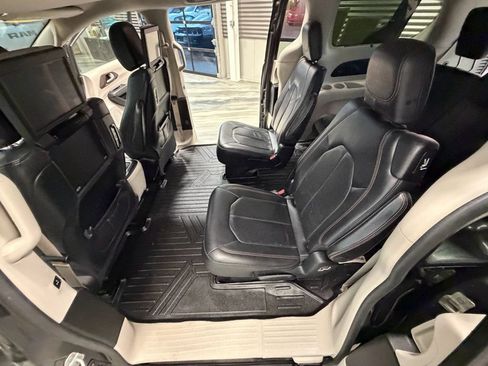 Used 2018 Chrysler Pacifica Touring-L Plus FWD image 48