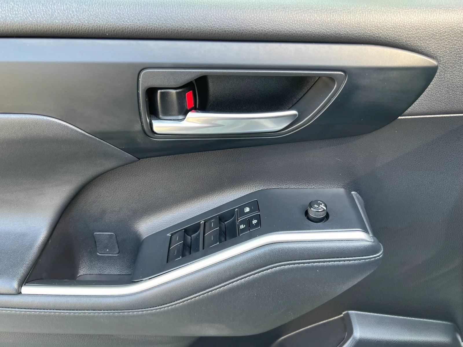 Used 2022 Toyota Highlander XLE FWD image 15