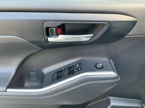 Used 2022 Toyota Highlander XLE FWD image 15