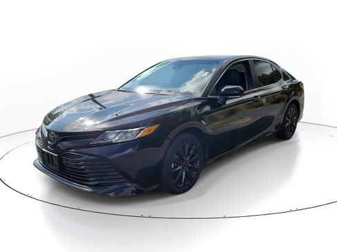 Used 2020 Toyota Camry LE image 3