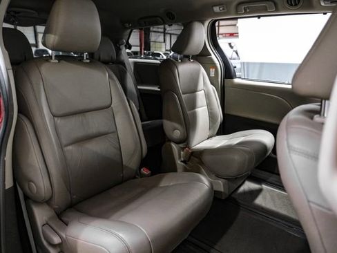 Used 2017 Toyota Sienna XLE Premium image 36