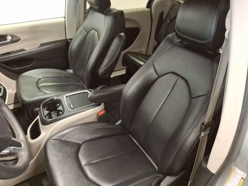 Used 2024 Chrysler Pacifica Touring-L image 19