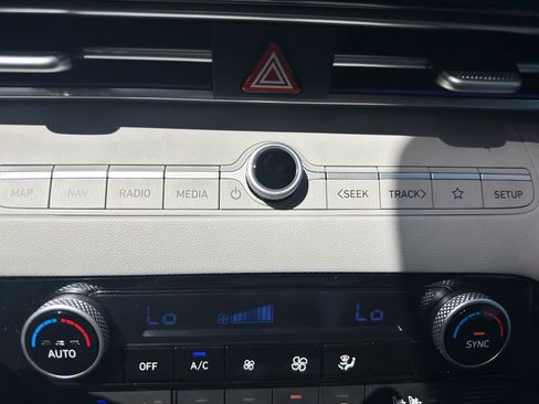 Used 2025 Hyundai Elantra Limited FWD image 22