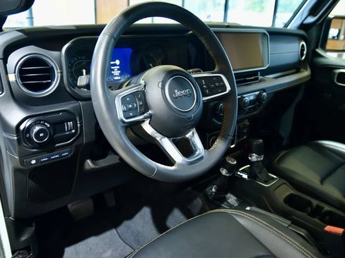 Used 2024 Jeep Wrangler Unlimited Sahara w/ Technology Group AWD/4WD image 12