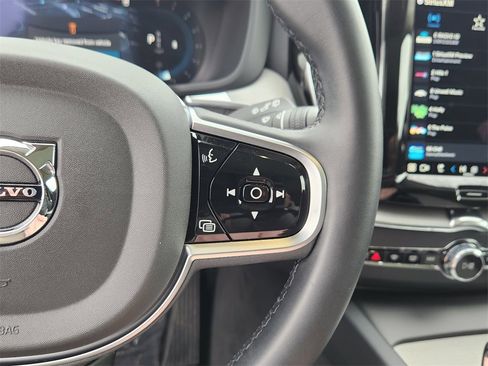 Used 2025 Volvo XC60 B5 Plus image 9