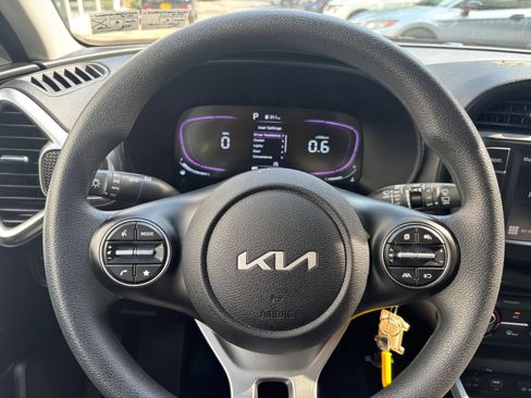 Used 2025 Kia Soul LX w/ LX Technology Package FWD image 25
