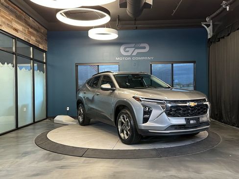 Used 2025 Chevrolet Trax LT w/ LT Convenience Package FWD image 1