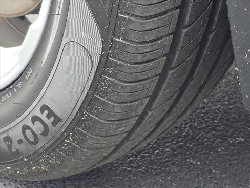 Used 2024 GMC Terrain SLE image 24