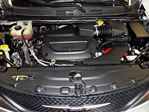 Used 2022 Chrysler Voyager LX FWD image 22