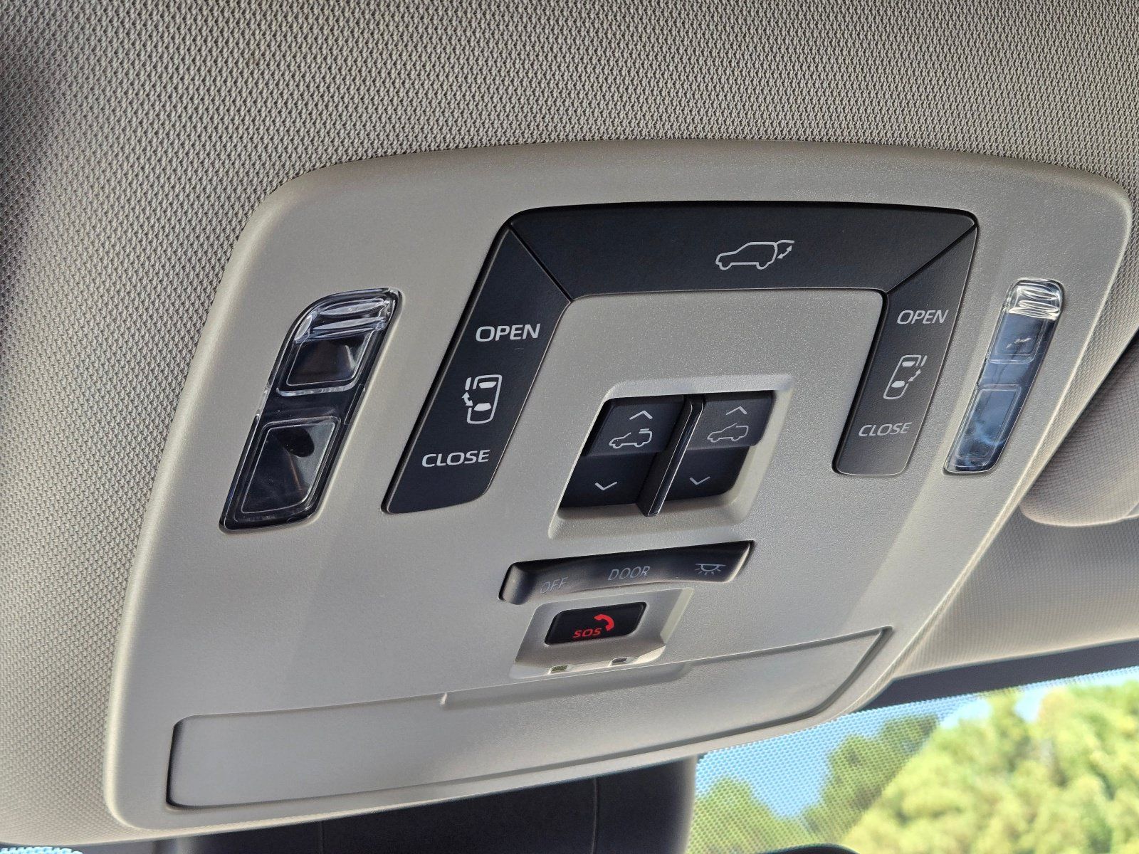 Used 2026 Toyota Sienna XLE FWD image 28