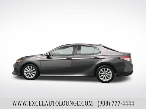 Used 2019 Toyota Camry LE image 3
