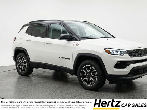 Used 2025 Jeep Compass Trailhawk image 1