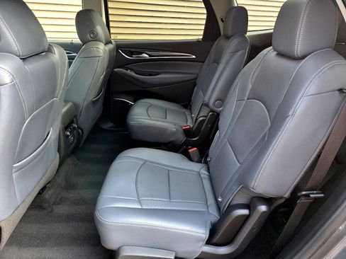 Used 2020 Buick Enclave Essence image 13