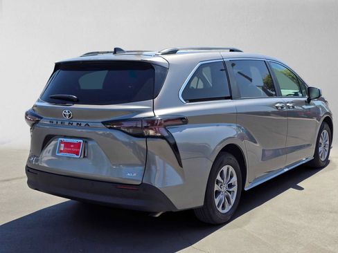 Certified 2026 Toyota Sienna XLE FWD image 3