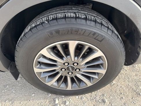 Used 2022 Lincoln Nautilus FWD w/ Premium Package image 12