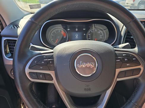 Used 2019 Jeep Cherokee Limited AWD/4WD image 16